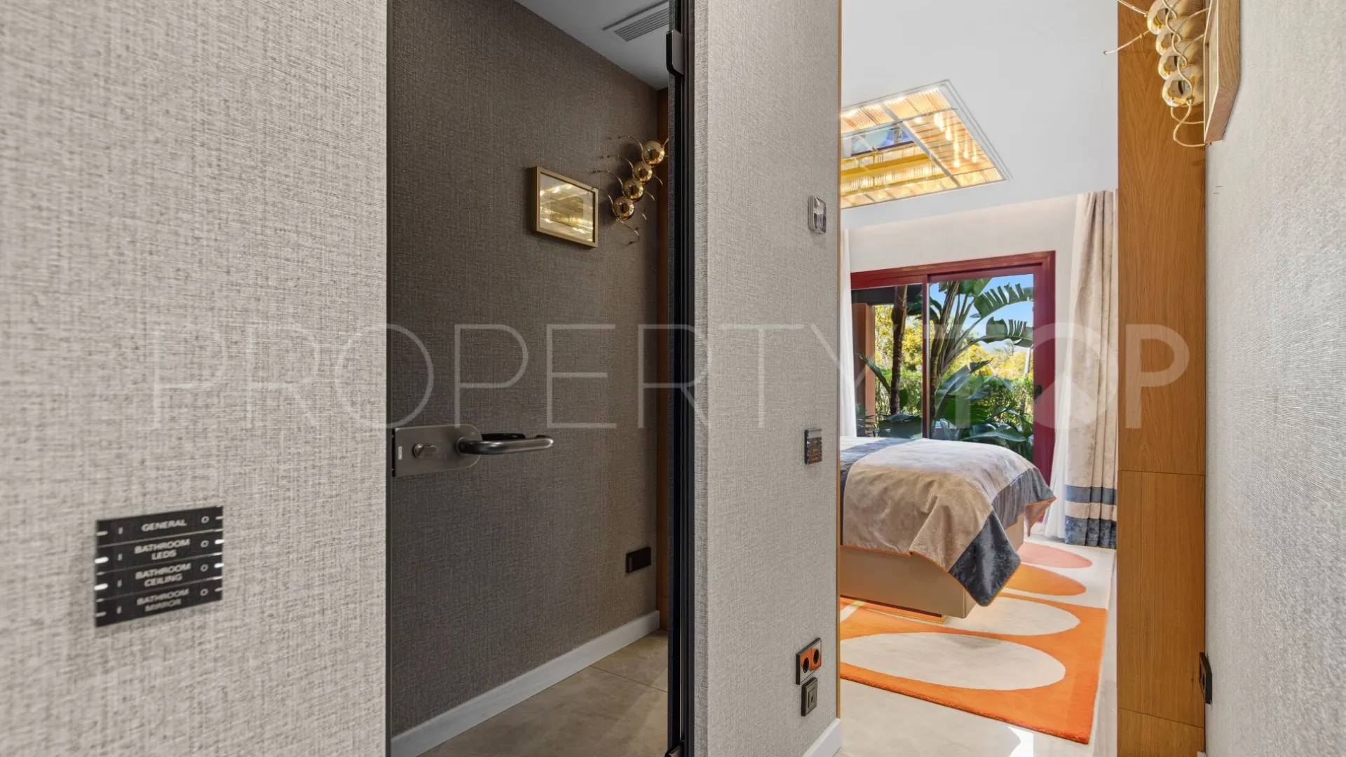 For sale ground floor apartment in Marbella - Puerto Banus with 3 bedrooms