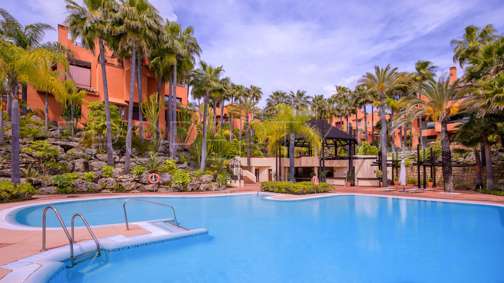 For sale ground floor apartment in Marbella - Puerto Banus with 3 bedrooms