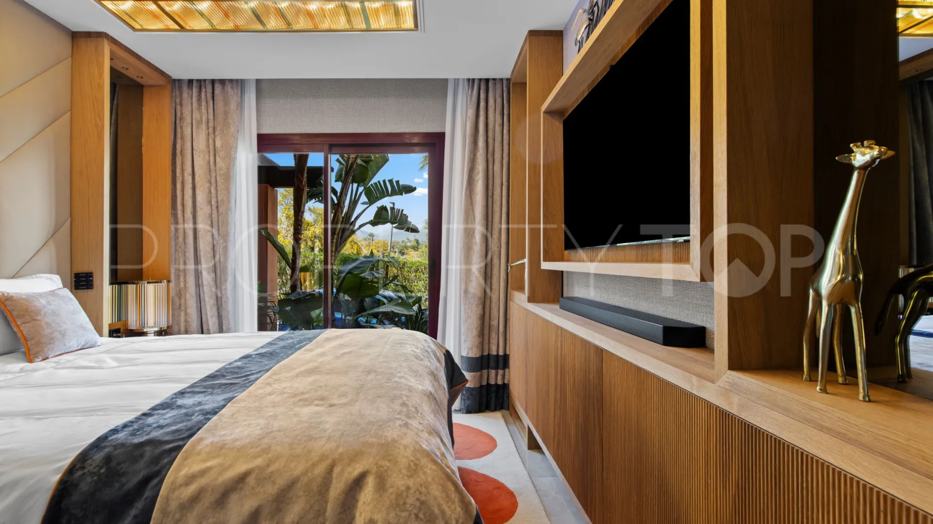 For sale ground floor apartment in Marbella - Puerto Banus with 3 bedrooms