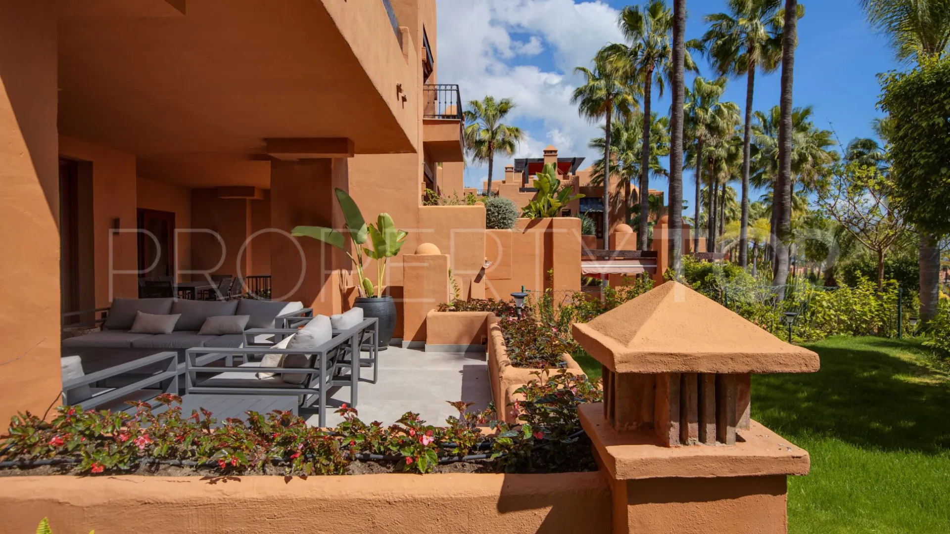 For sale ground floor apartment in Marbella - Puerto Banus with 3 bedrooms