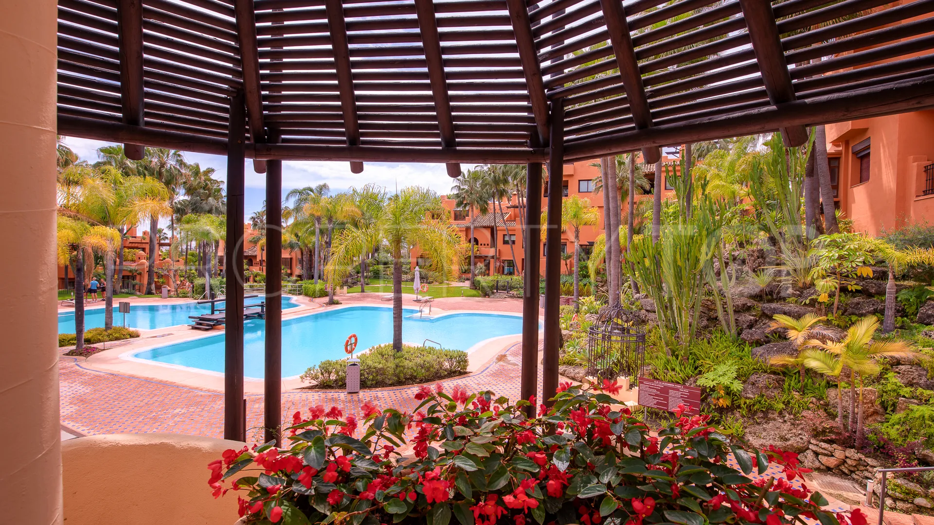 For sale ground floor apartment in Marbella - Puerto Banus with 3 bedrooms