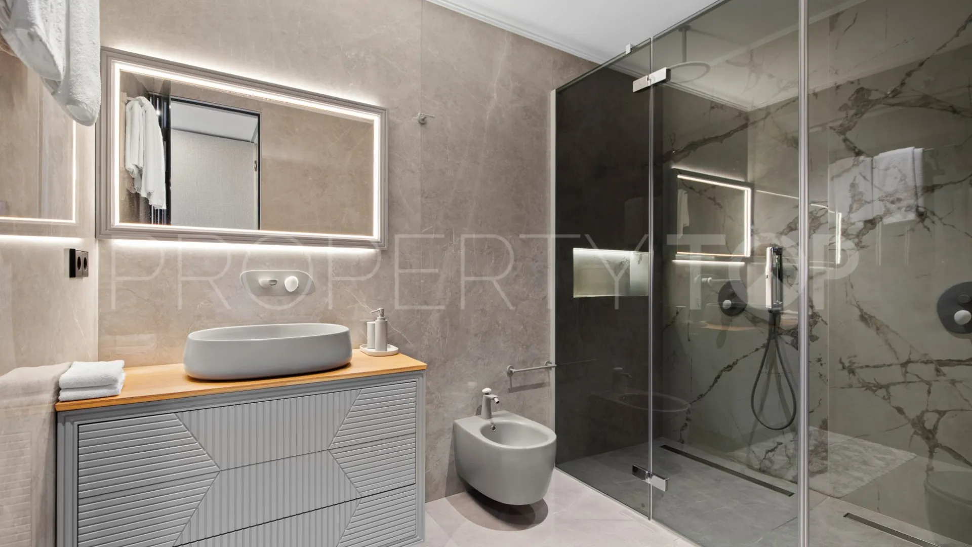 For sale ground floor apartment in Marbella - Puerto Banus with 3 bedrooms