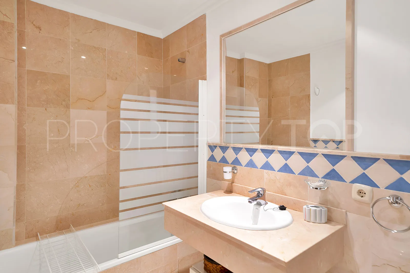 3 bedrooms ground floor apartment in Nueva Andalucia for sale