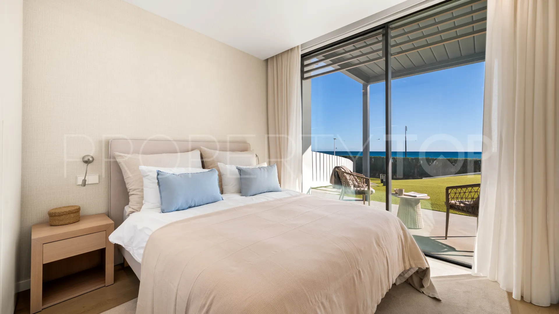 Buy 5 bedrooms villa in New Golden Mile