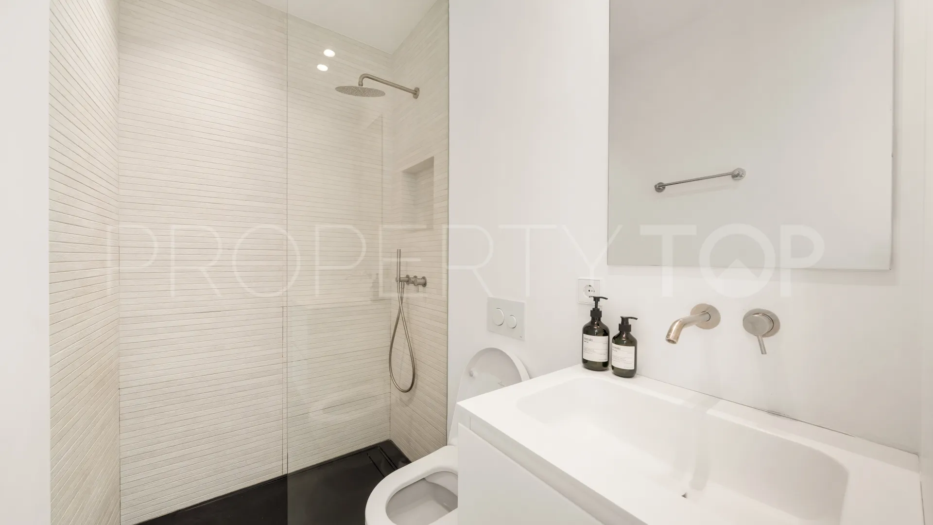 Buy 5 bedrooms villa in New Golden Mile