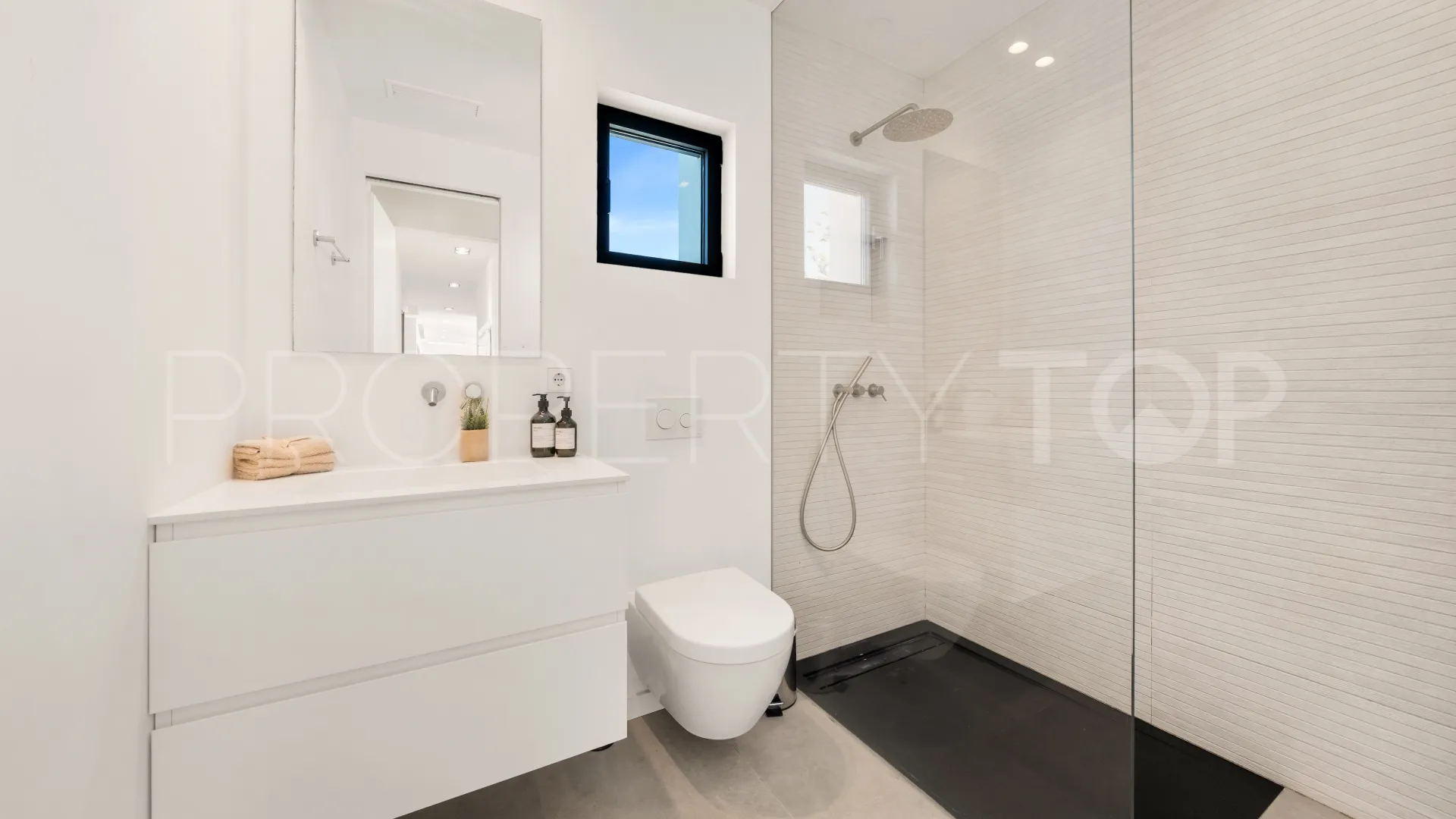 Buy 5 bedrooms villa in New Golden Mile