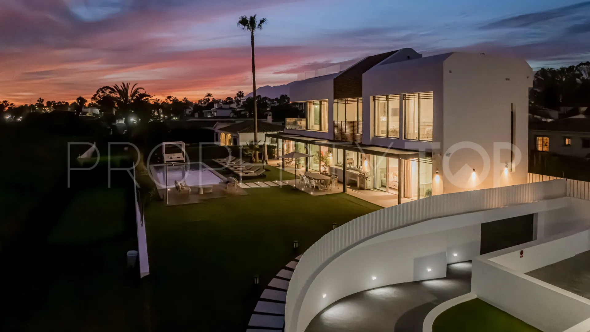 Buy 5 bedrooms villa in New Golden Mile