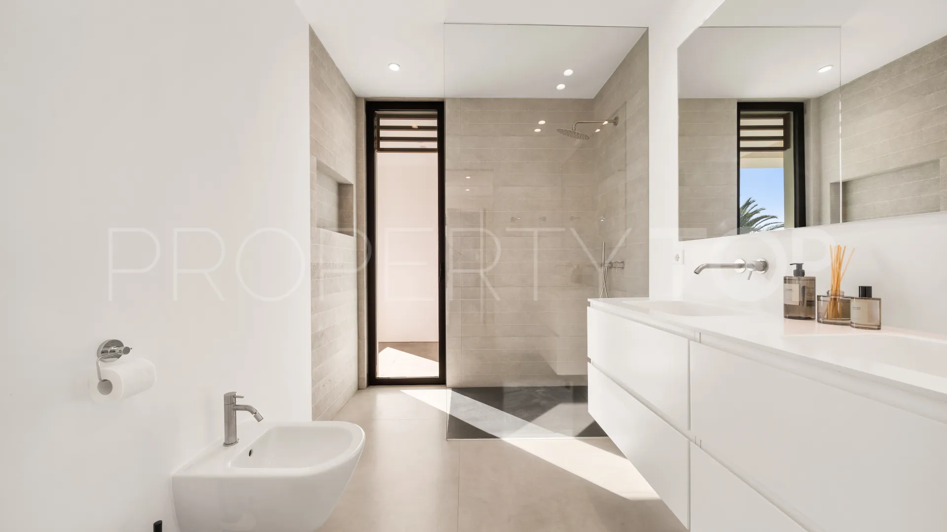 Buy 5 bedrooms villa in New Golden Mile