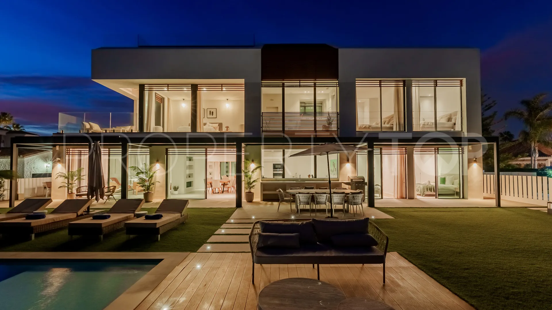 Buy 5 bedrooms villa in New Golden Mile