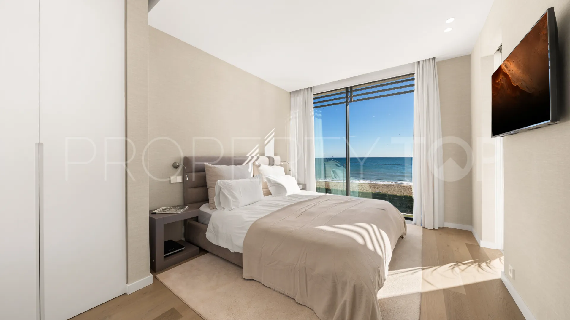 Buy 5 bedrooms villa in New Golden Mile
