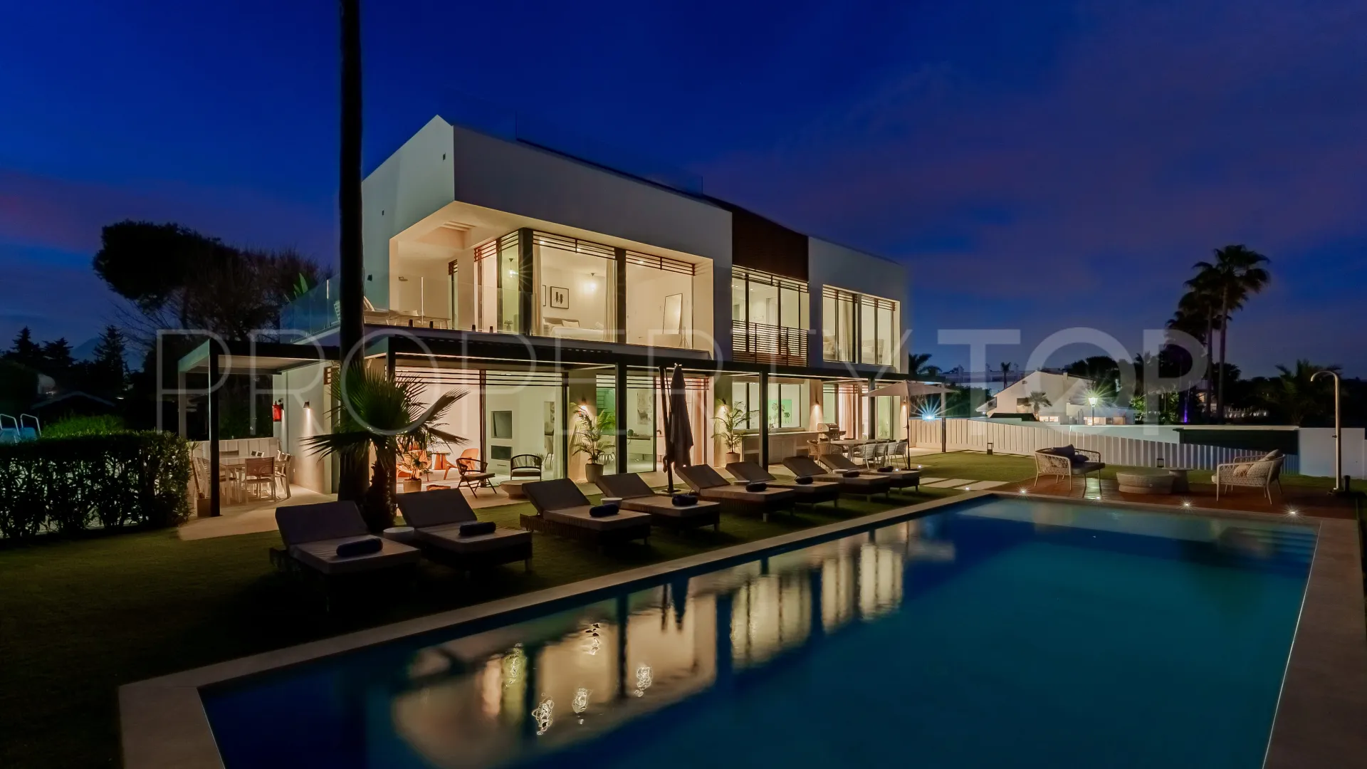 Buy 5 bedrooms villa in New Golden Mile