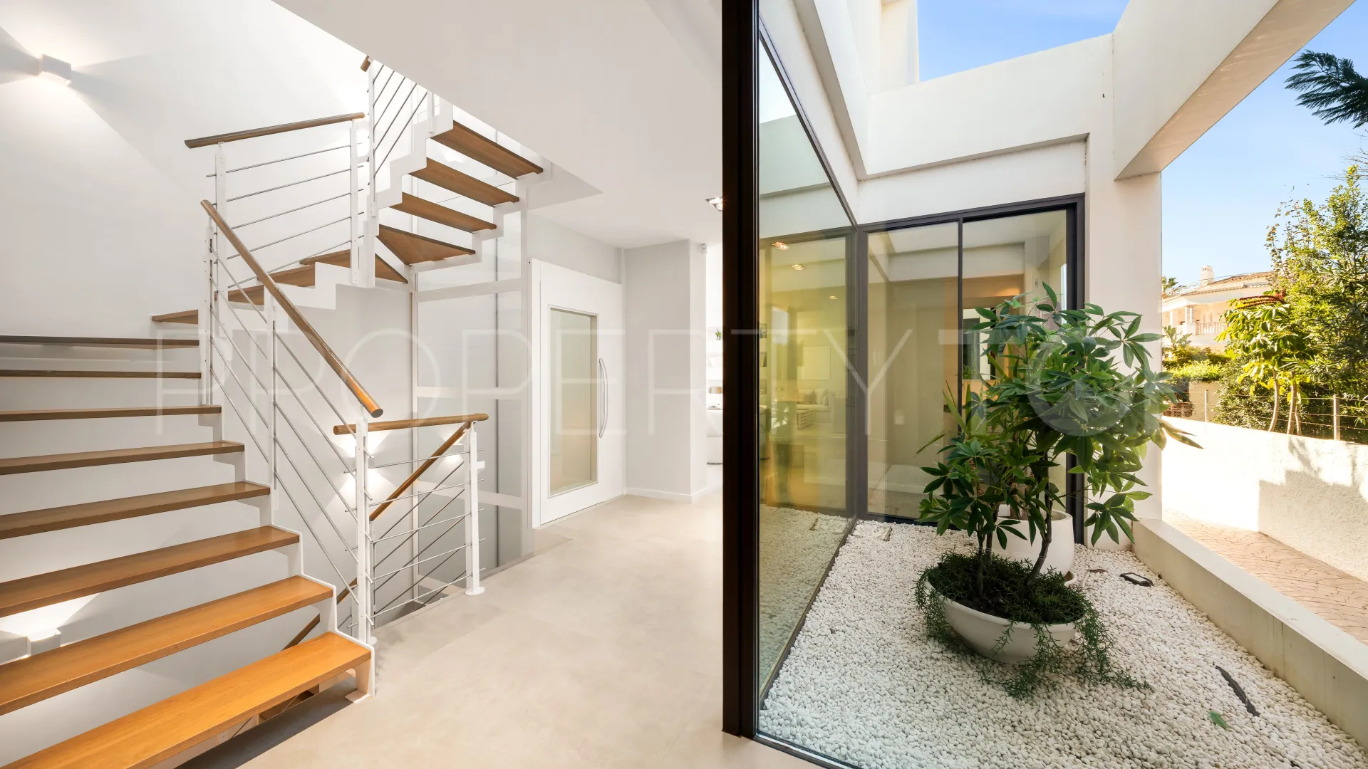 Buy 5 bedrooms villa in New Golden Mile