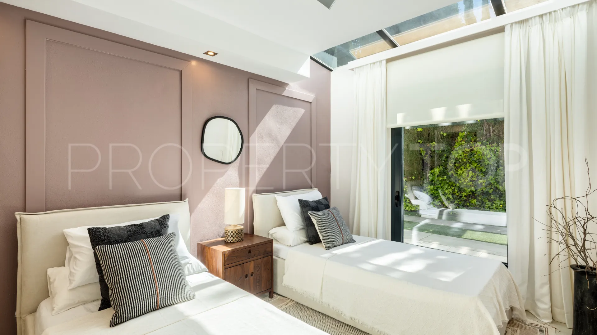Nueva Andalucia 5 bedrooms villa for sale