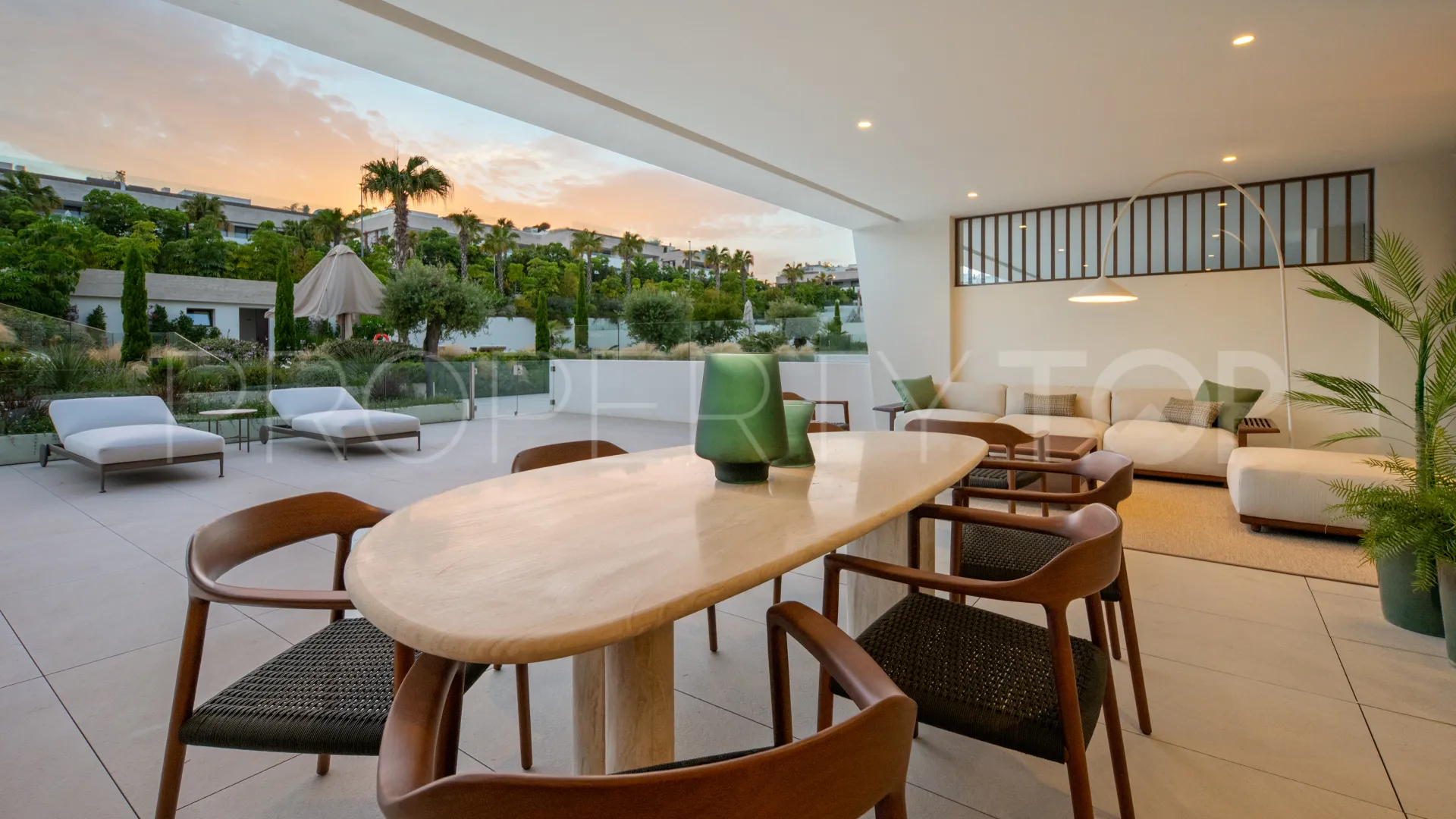 Duplex planta baja en venta en Marbella Golden Mile de 4 dormitorios