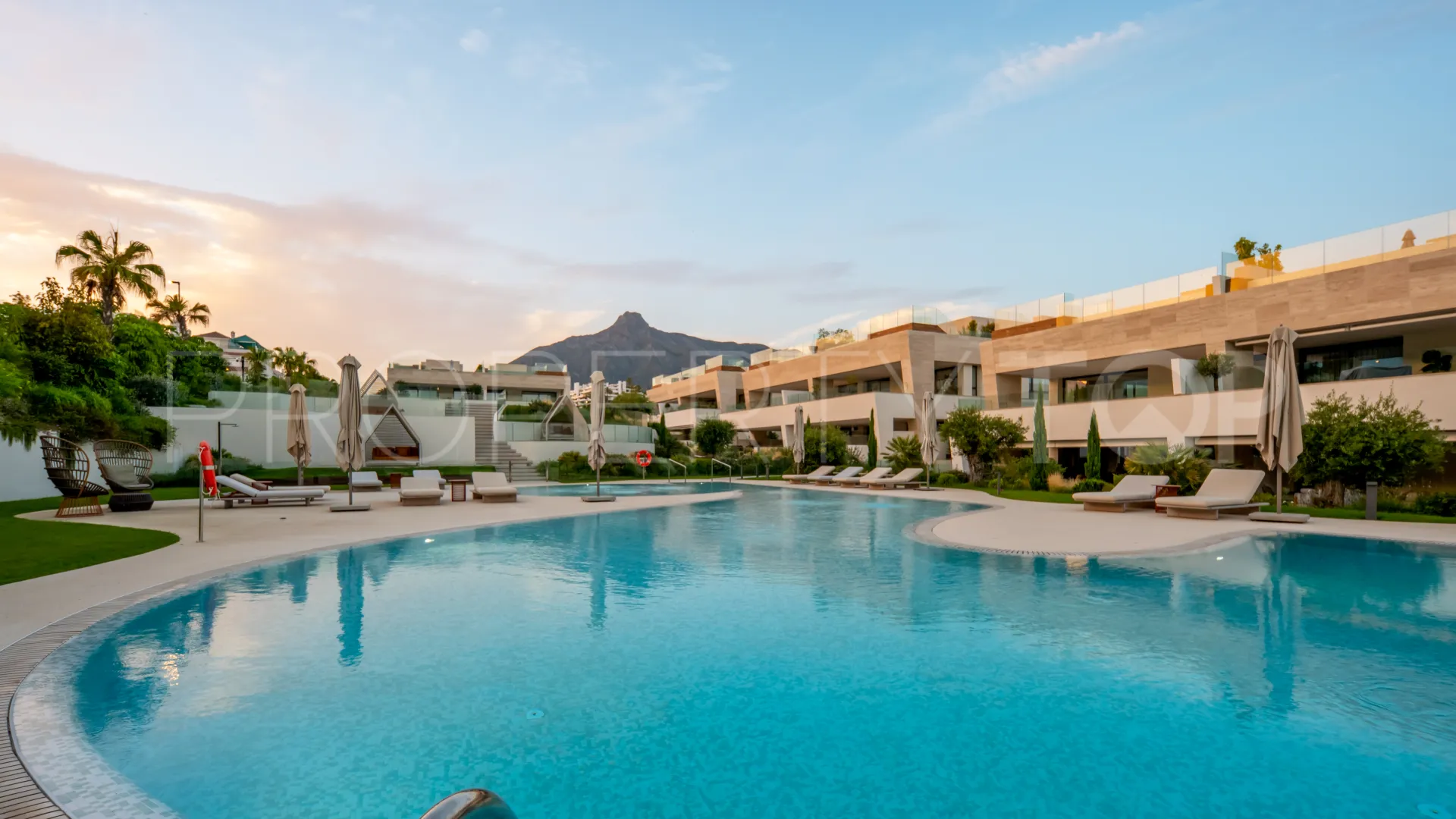 Duplex planta baja en venta en Marbella Golden Mile de 4 dormitorios