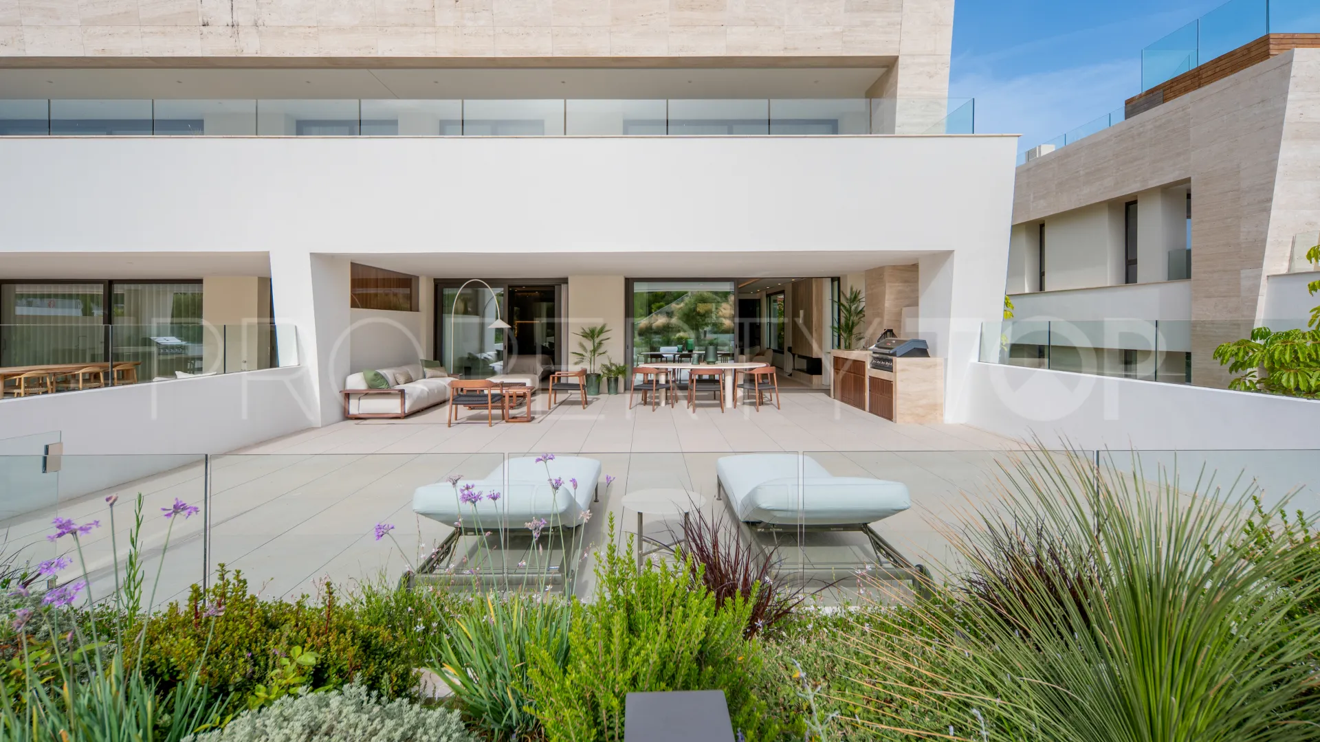 Duplex planta baja en venta en Marbella Golden Mile de 4 dormitorios