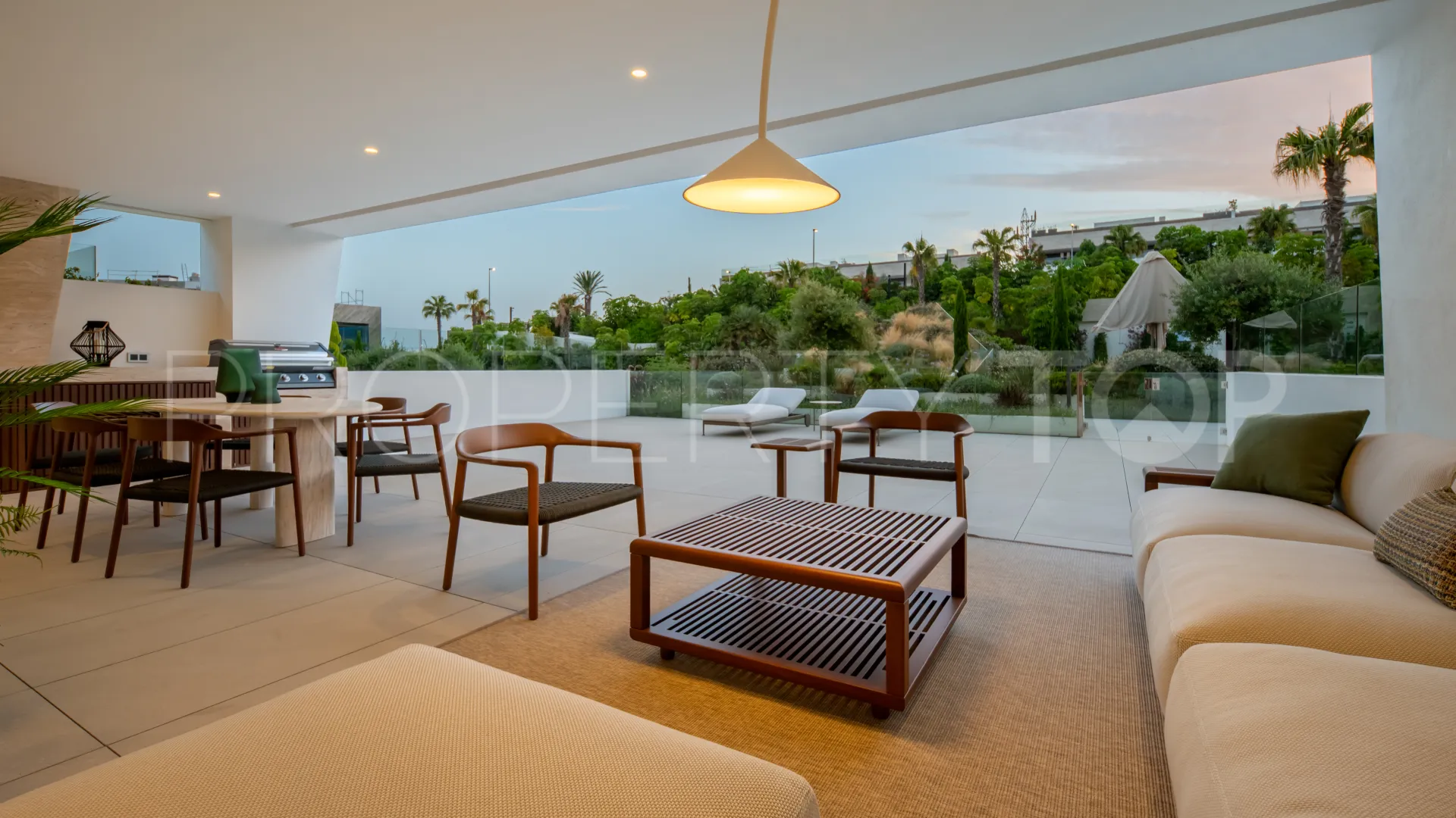 Duplex planta baja en venta en Marbella Golden Mile de 4 dormitorios