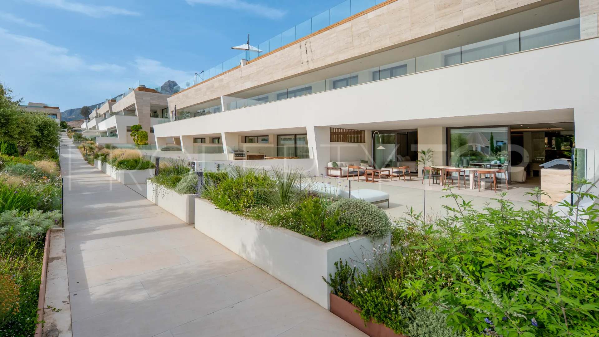 Duplex planta baja en venta en Marbella Golden Mile de 4 dormitorios