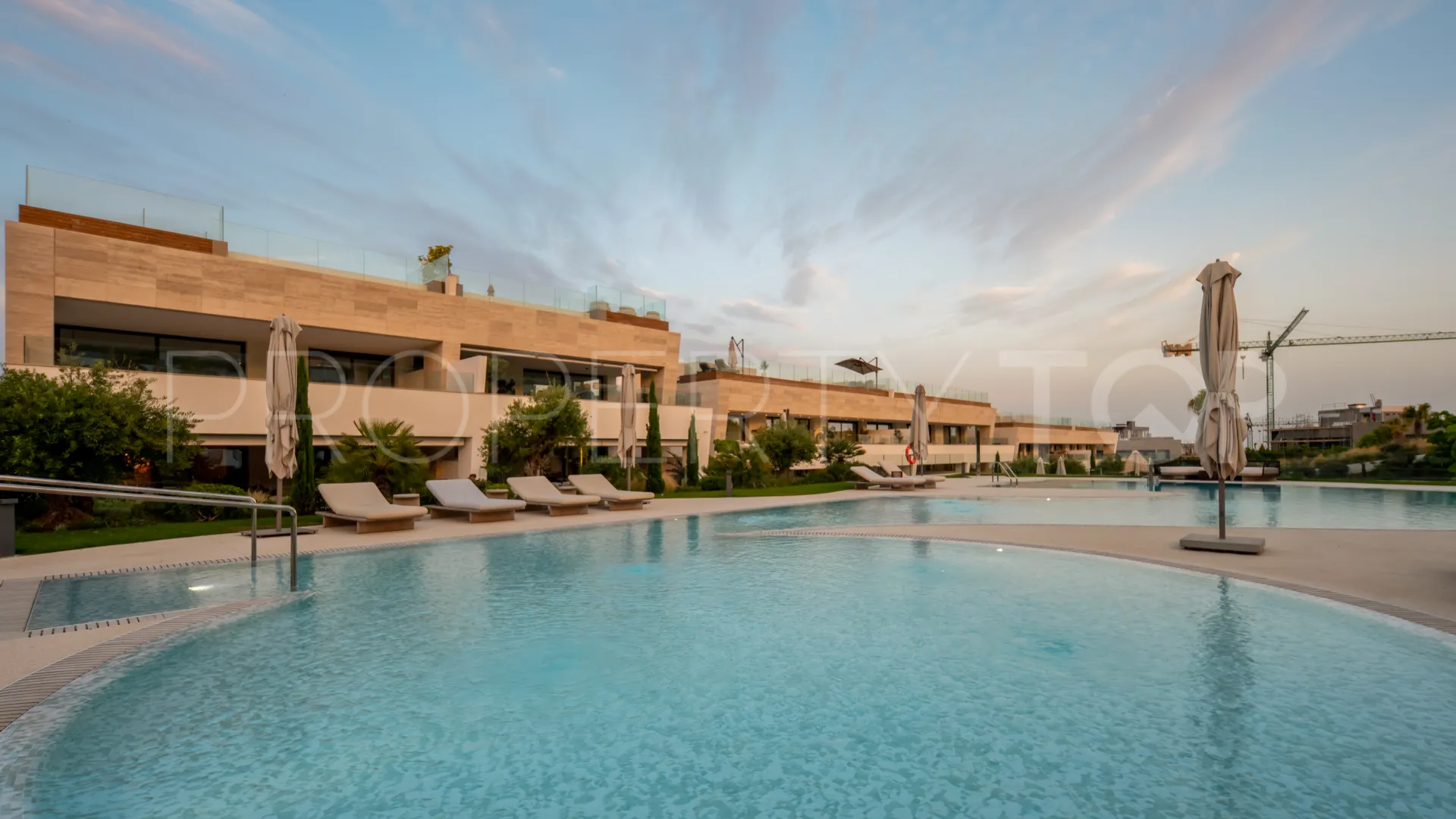 Duplex planta baja en venta en Marbella Golden Mile de 4 dormitorios