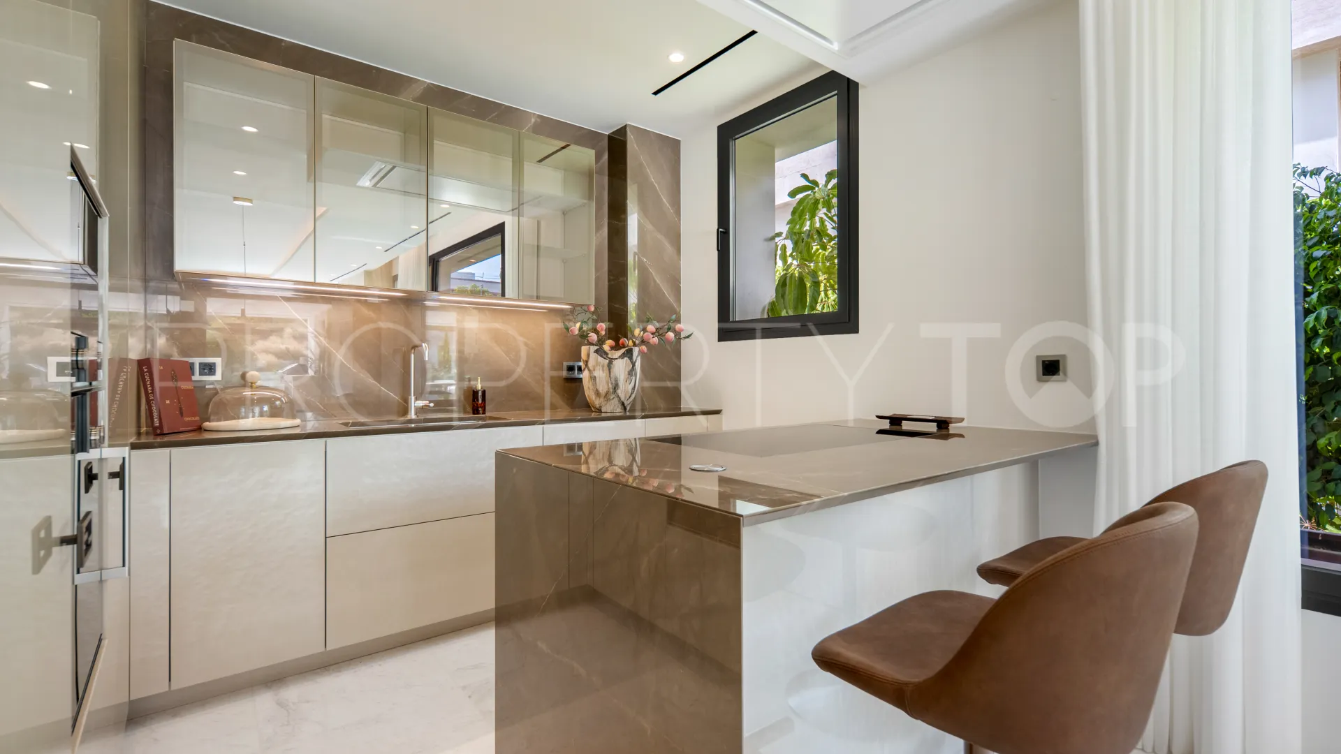 Duplex planta baja en venta en Marbella Golden Mile de 4 dormitorios