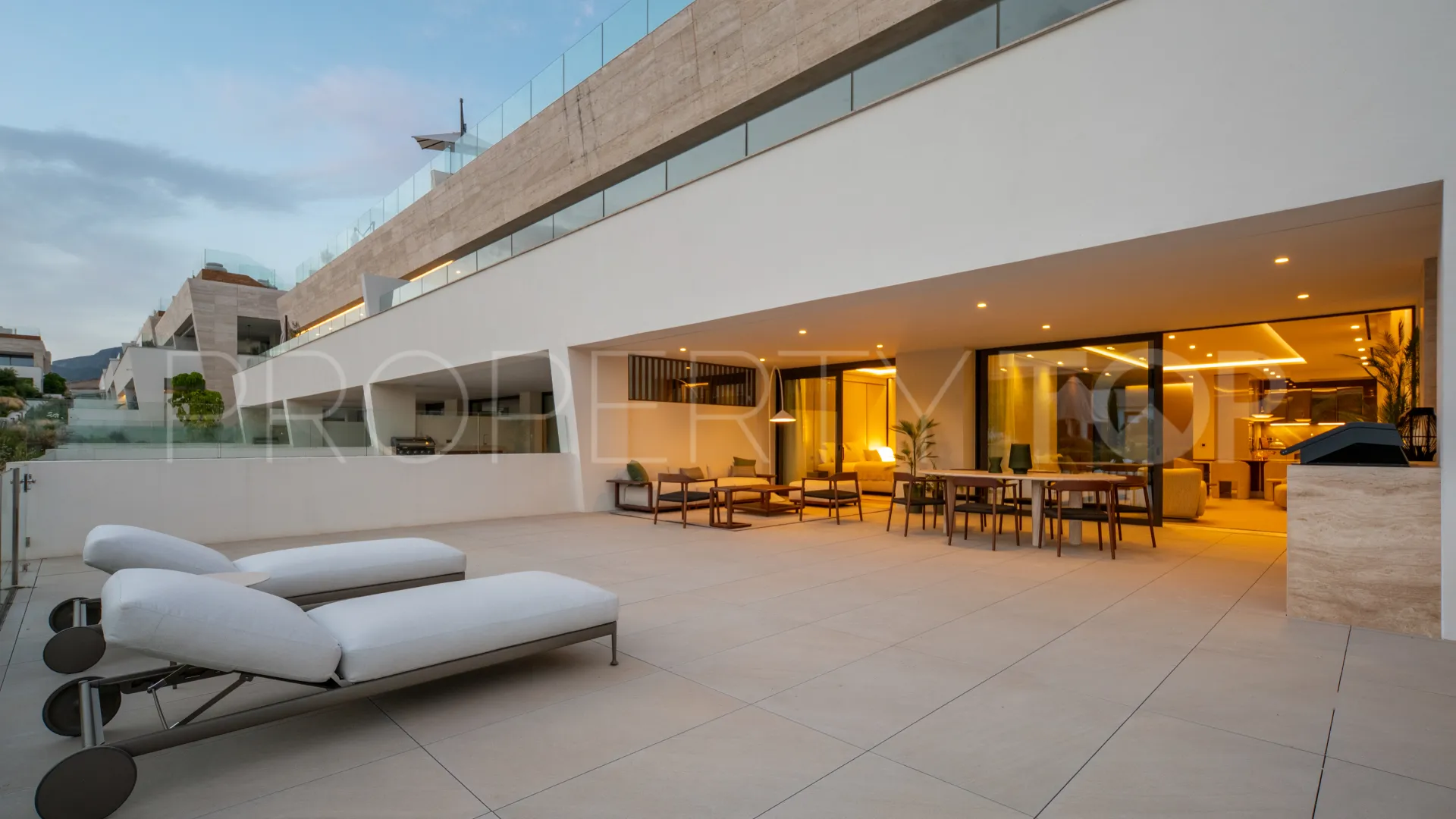Duplex planta baja en venta en Marbella Golden Mile de 4 dormitorios
