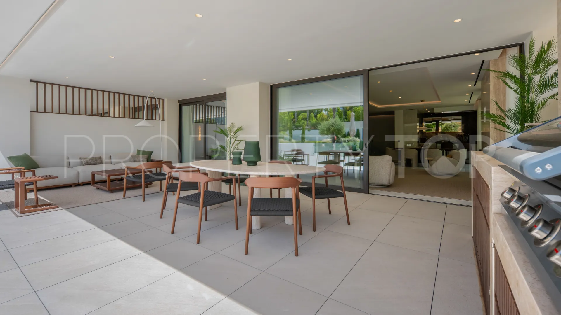 Duplex planta baja en venta en Marbella Golden Mile de 4 dormitorios