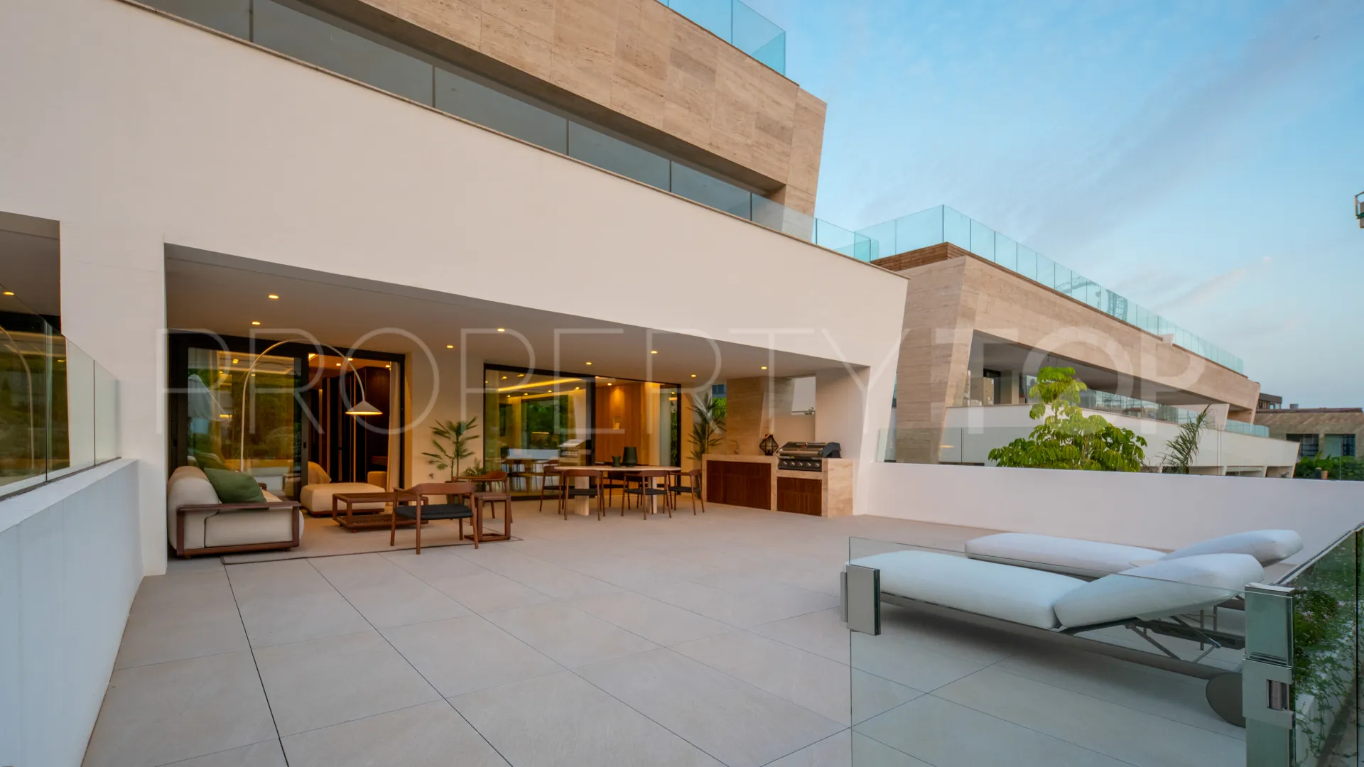 Duplex planta baja en venta en Marbella Golden Mile de 4 dormitorios