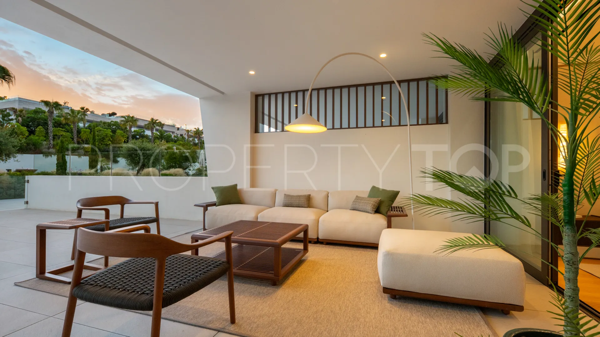 Duplex planta baja en venta en Marbella Golden Mile de 4 dormitorios