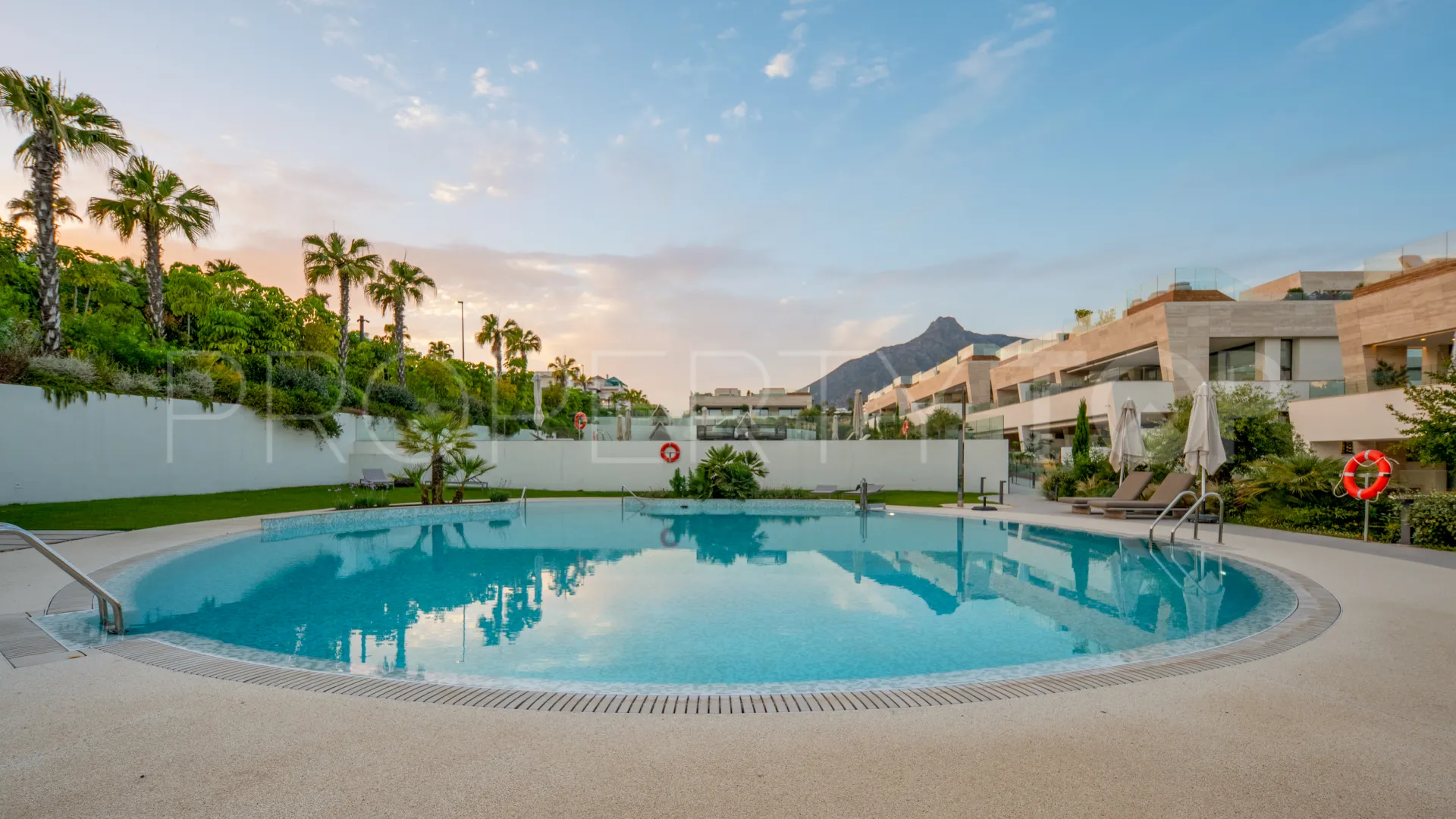 Duplex planta baja en venta en Marbella Golden Mile de 4 dormitorios