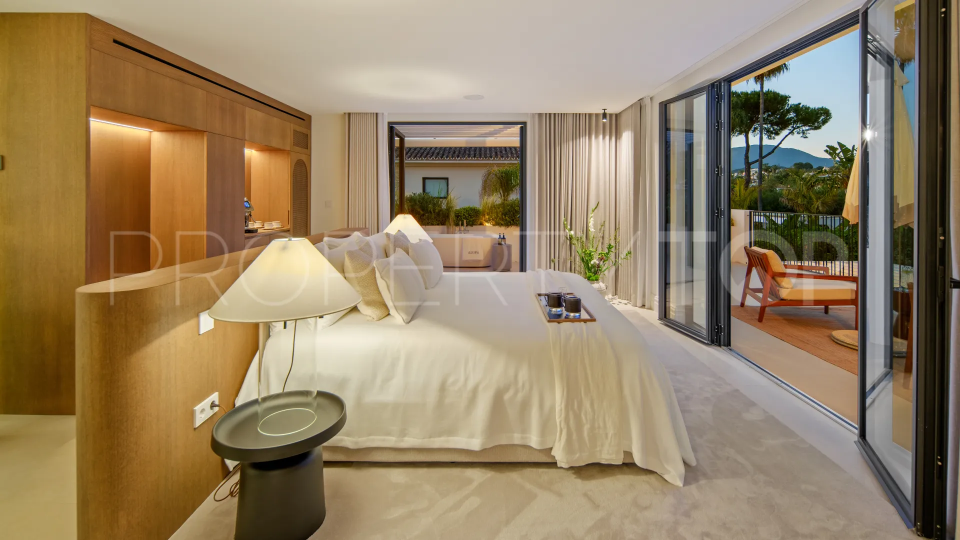 For sale villa with 4 bedrooms in Nueva Andalucia
