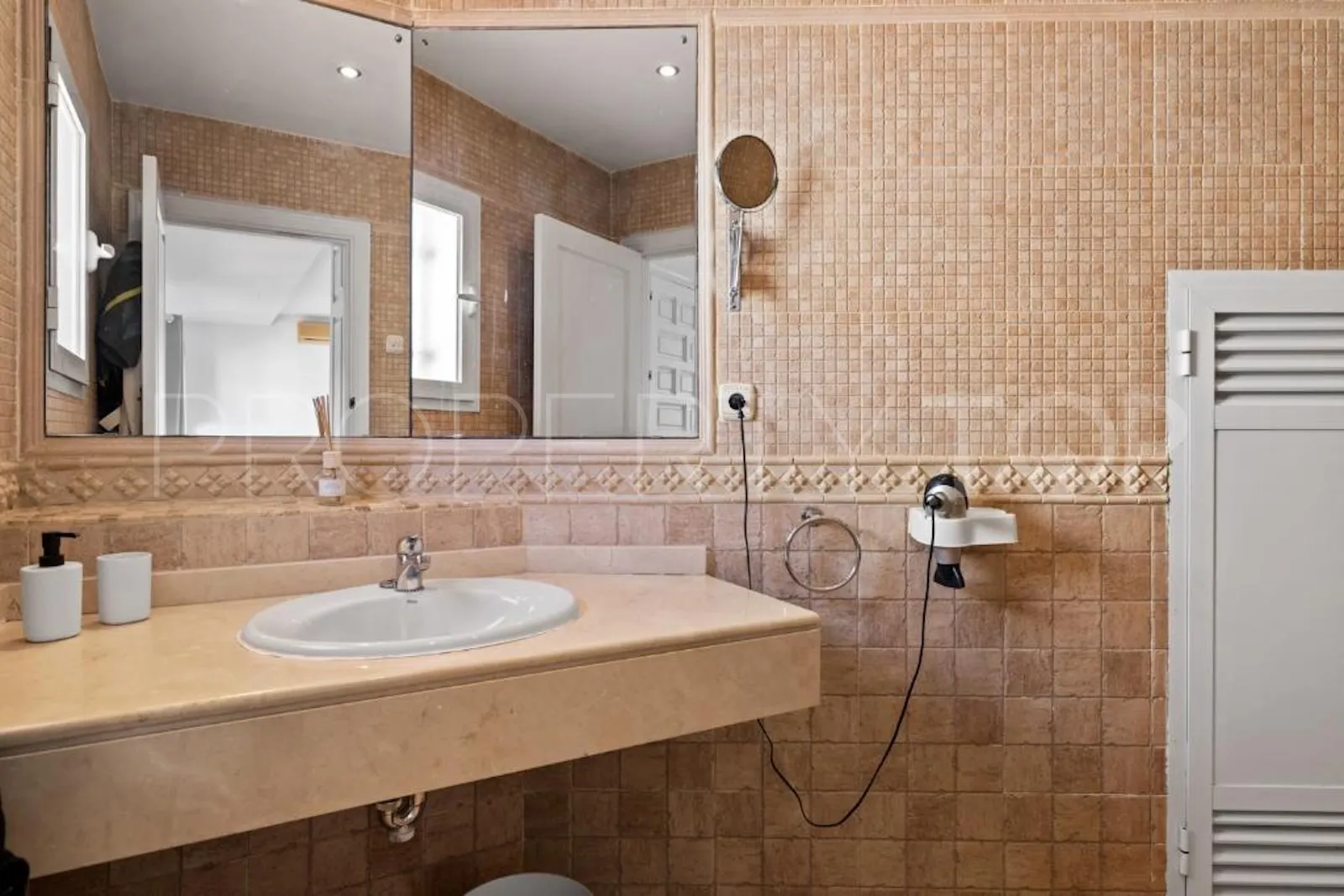 For sale villa in Nueva Andalucia with 5 bedrooms