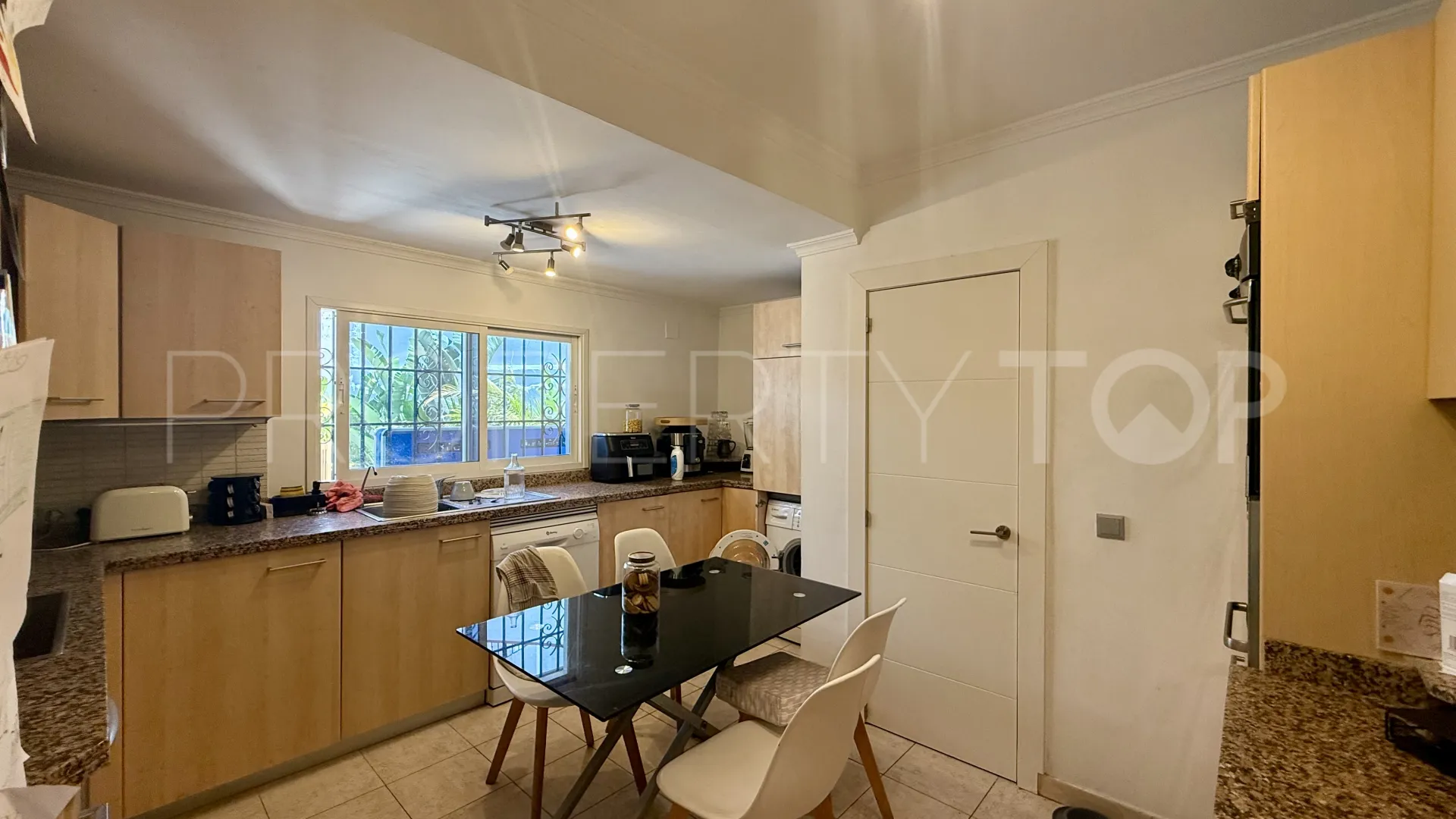 For sale villa in Nueva Andalucia with 5 bedrooms