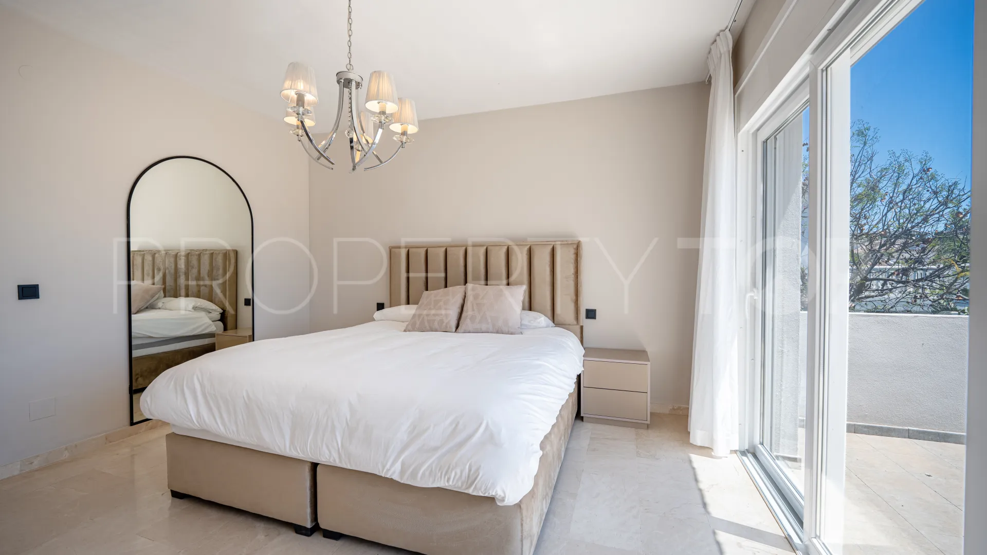 Villa con 6 dormitorios en venta en Nueva Andalucia