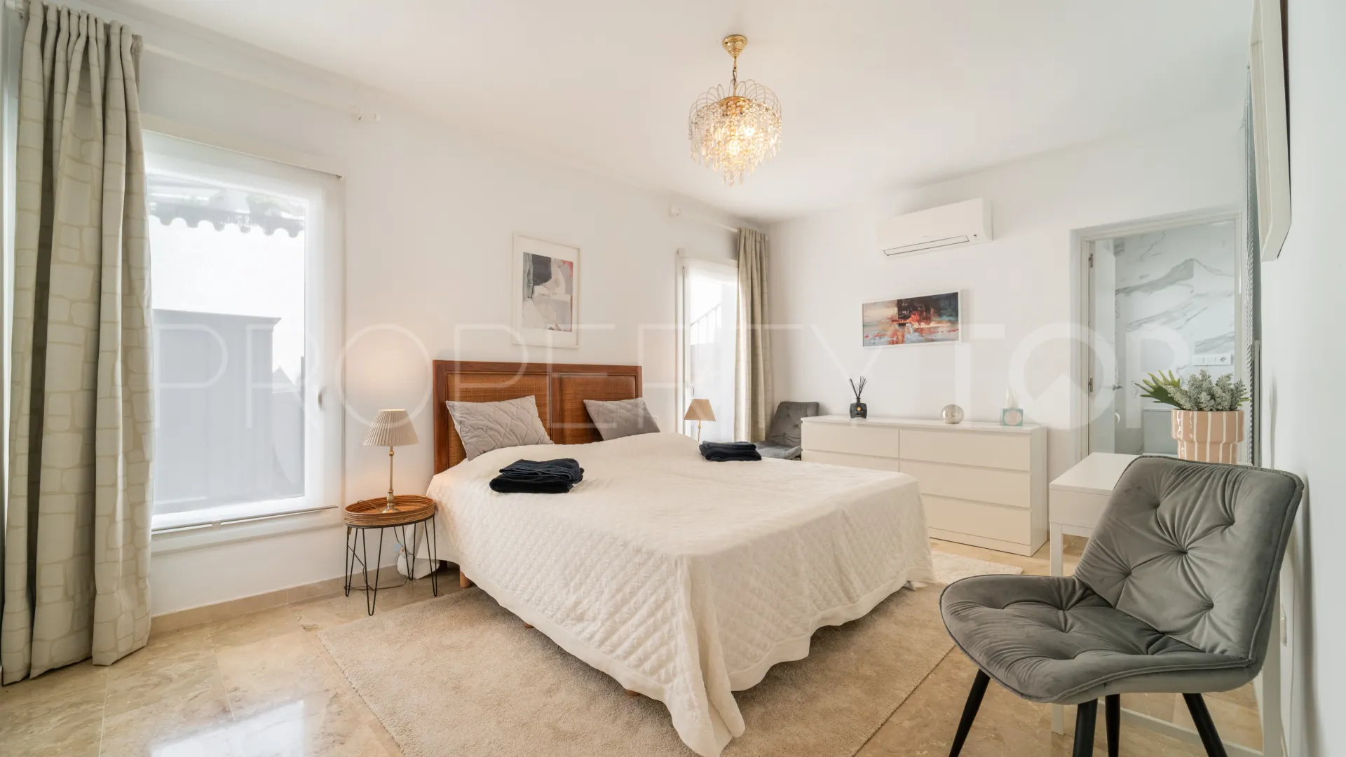 Villa con 4 dormitorios en venta en Cerros del Aguila