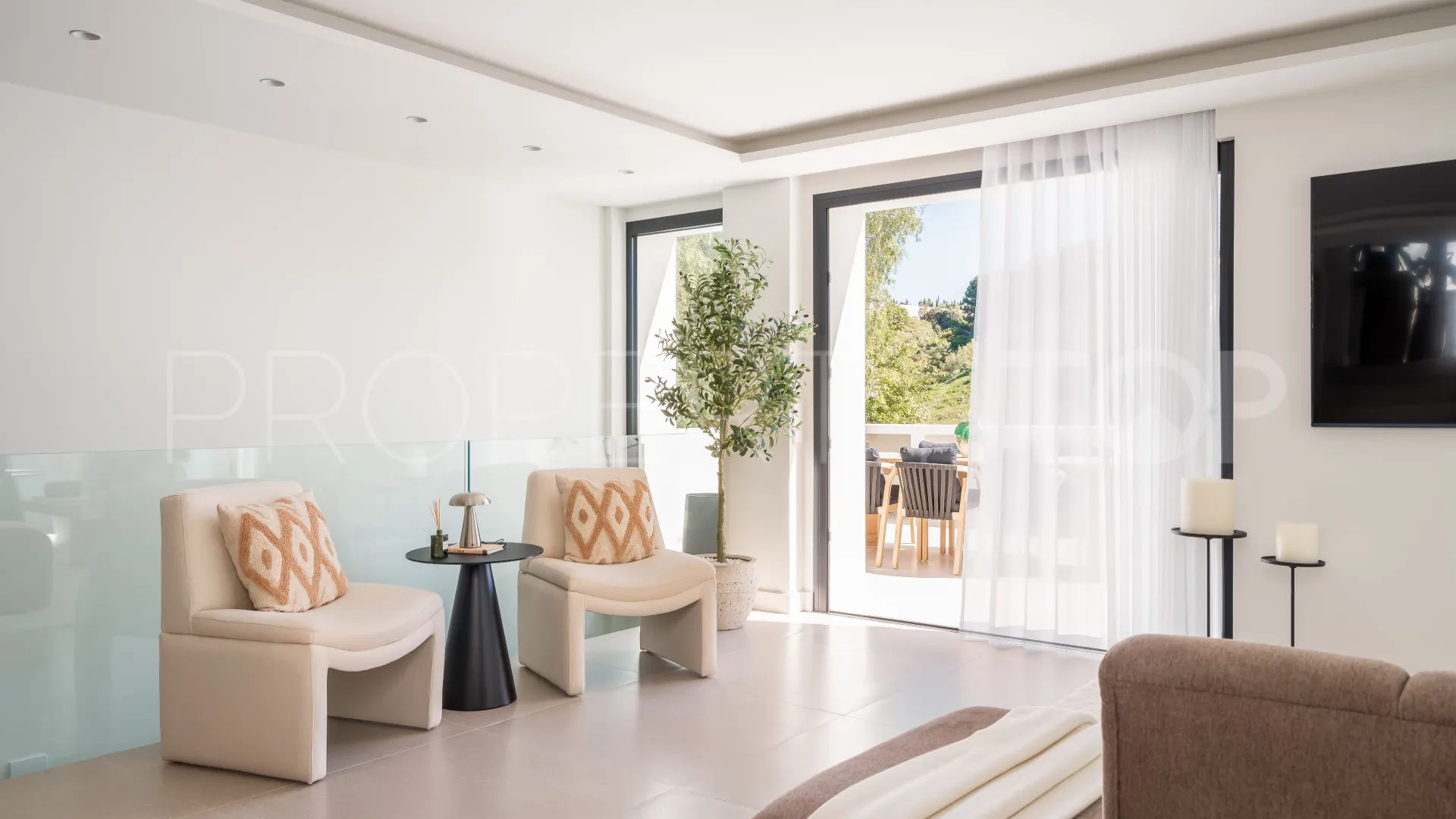 Villa for sale in Los Naranjos Hill Club with 6 bedrooms