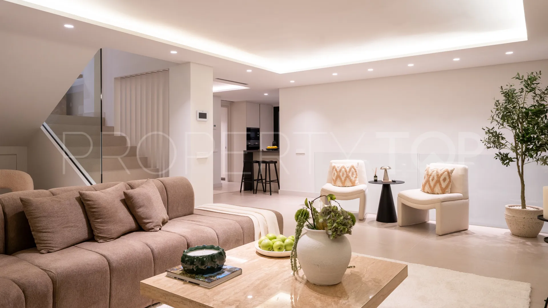Villa for sale in Los Naranjos Hill Club with 6 bedrooms