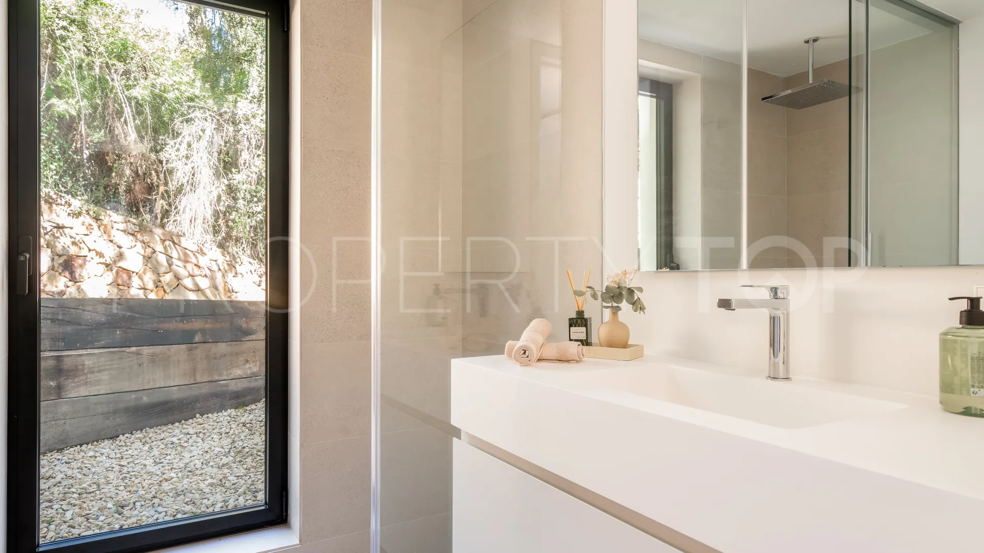 Villa for sale in Los Naranjos Hill Club with 6 bedrooms