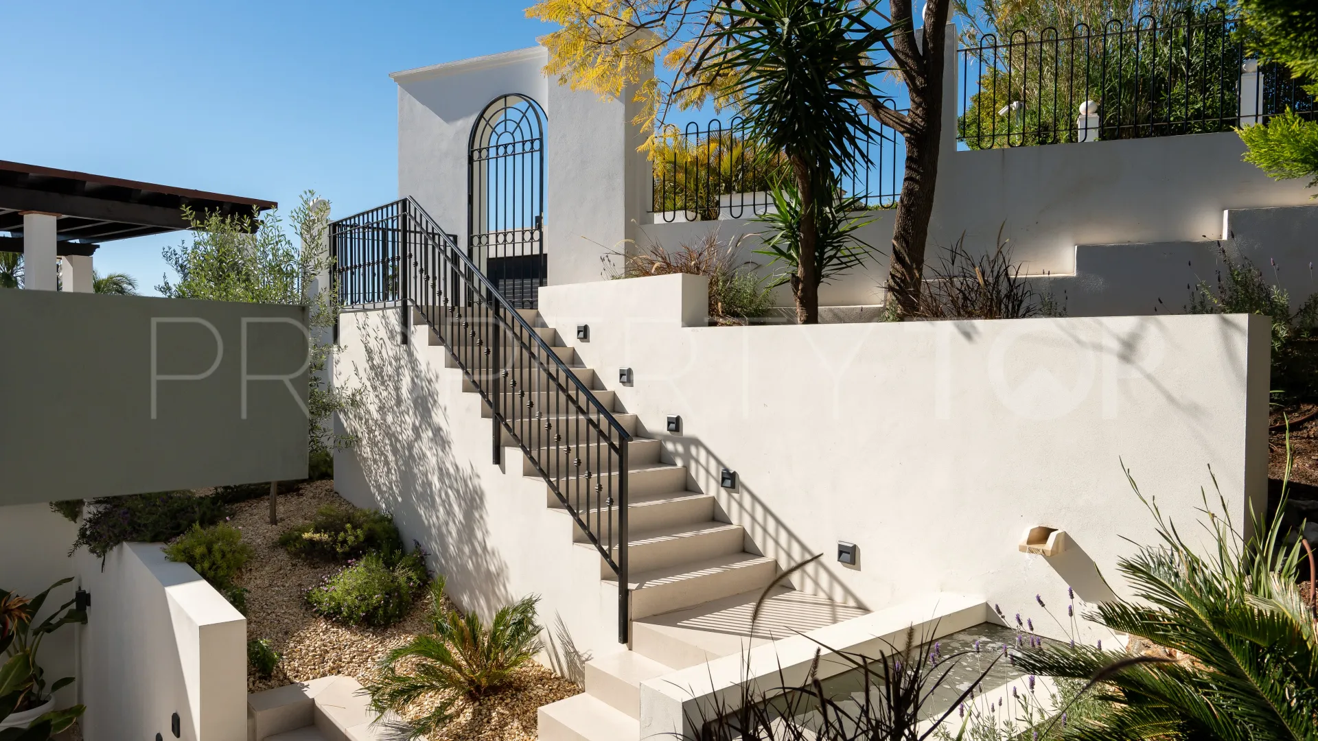 Villa for sale in Los Naranjos Hill Club with 6 bedrooms
