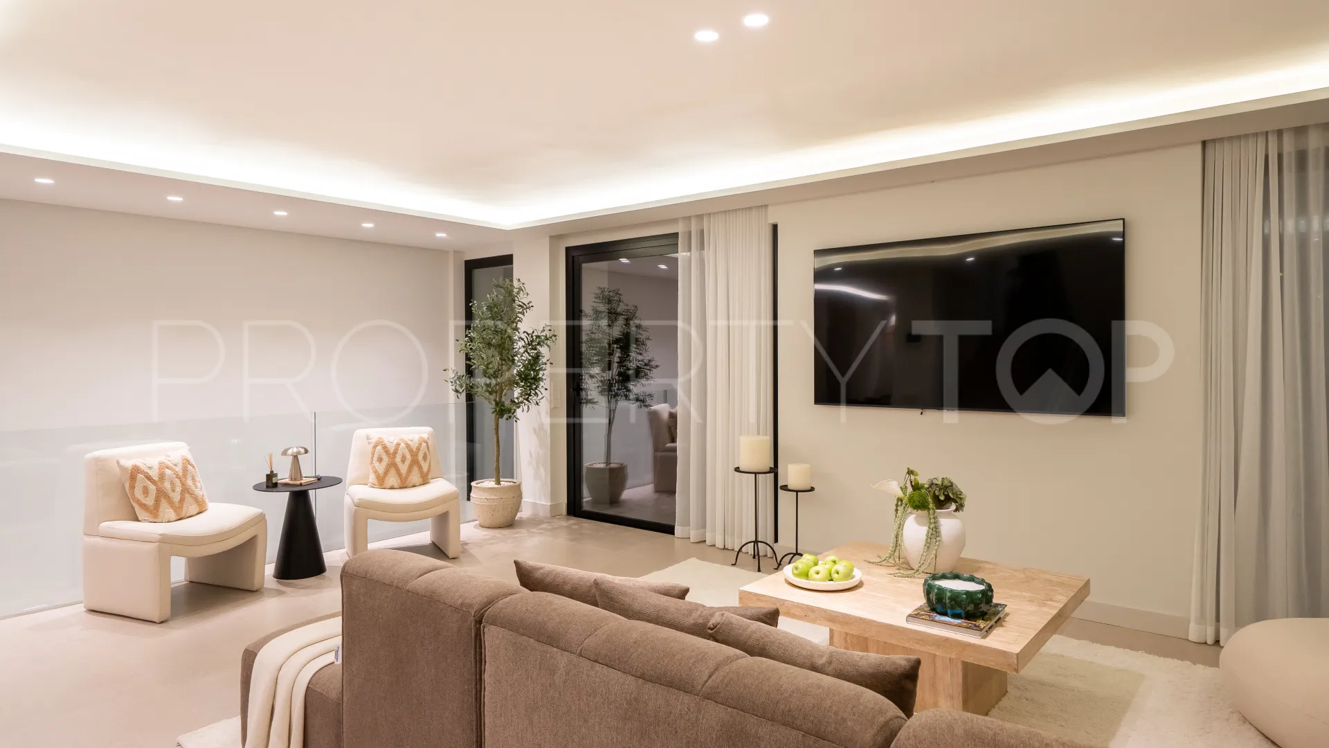 Villa for sale in Los Naranjos Hill Club with 6 bedrooms
