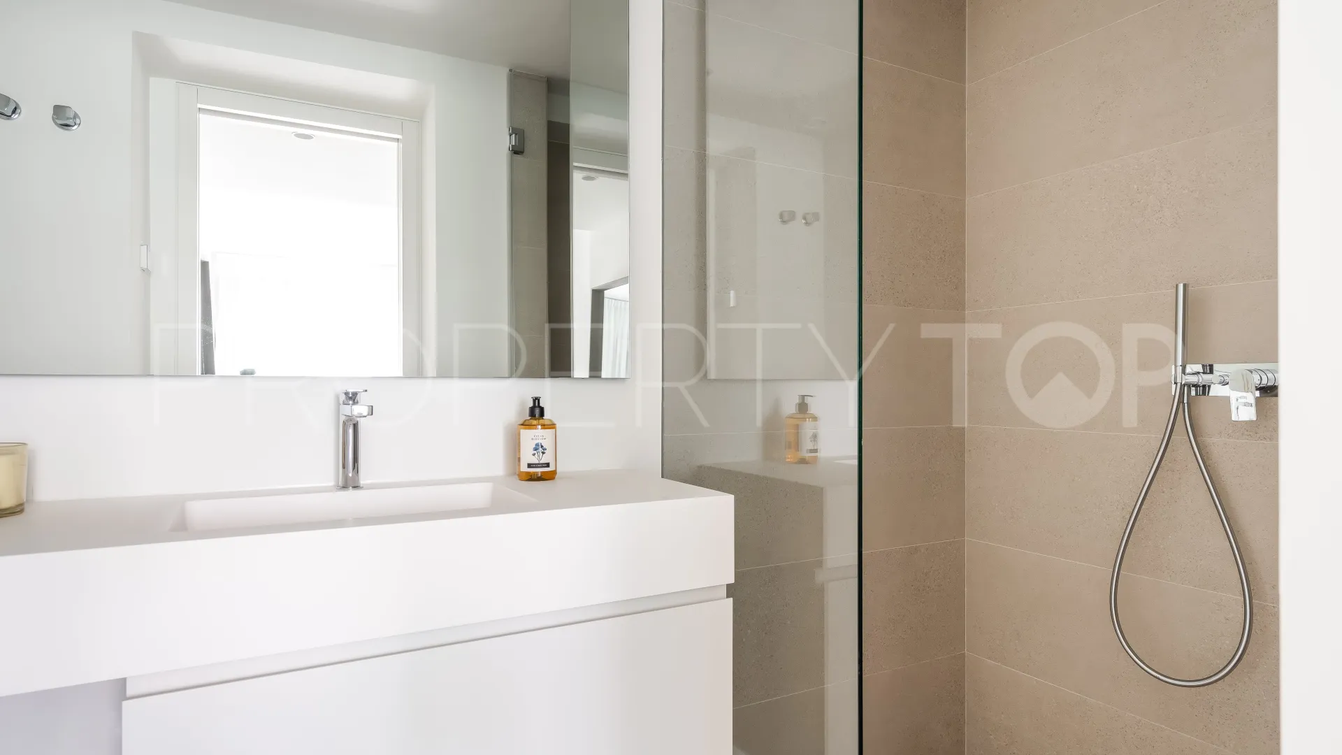 Villa for sale in Los Naranjos Hill Club with 6 bedrooms