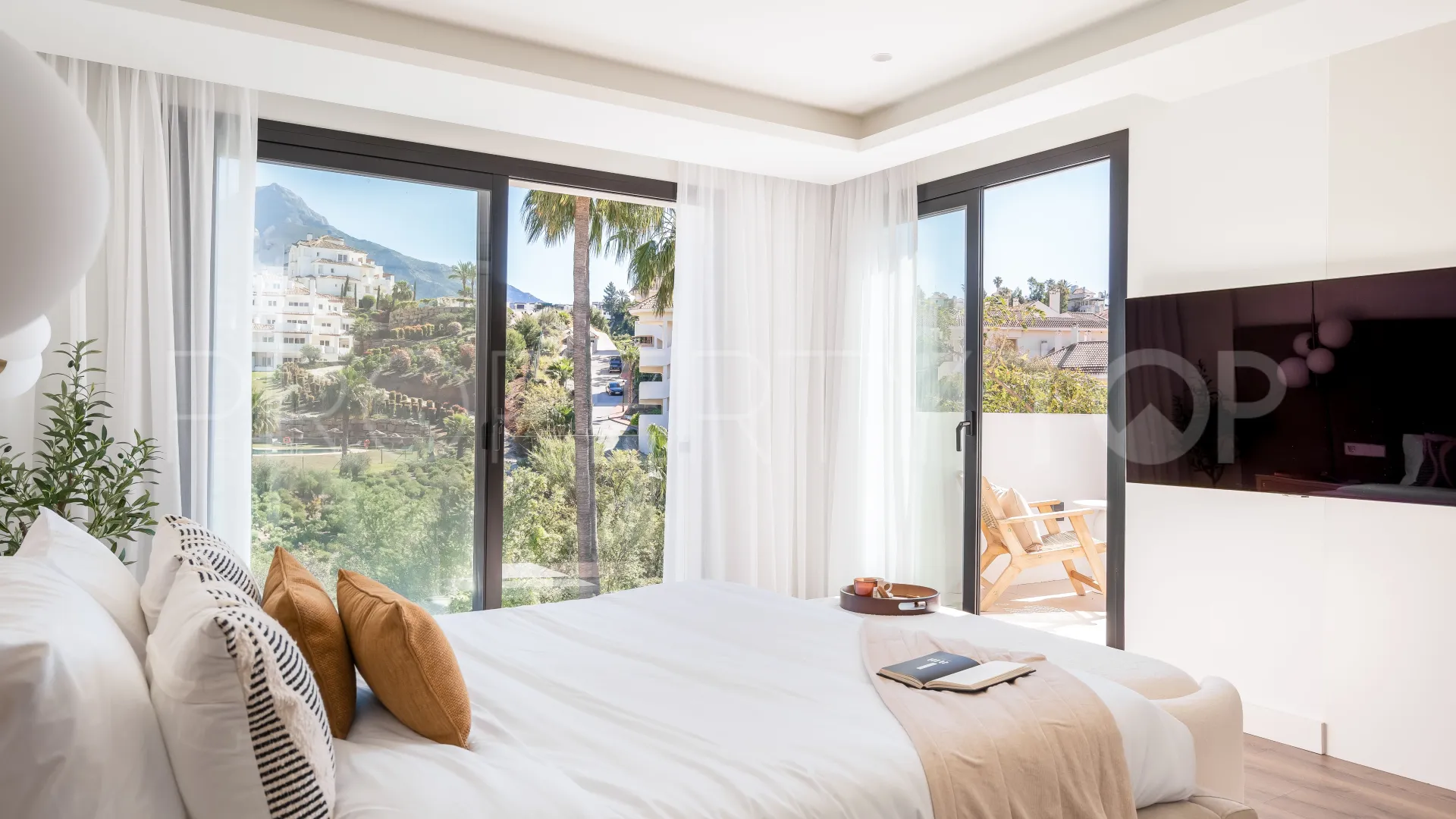 Villa for sale in Los Naranjos Hill Club with 6 bedrooms