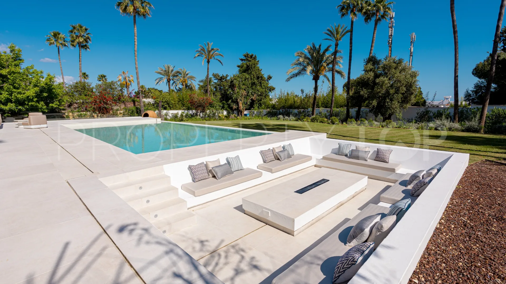 Villa for sale in New Golden Mile with 4 bedrooms