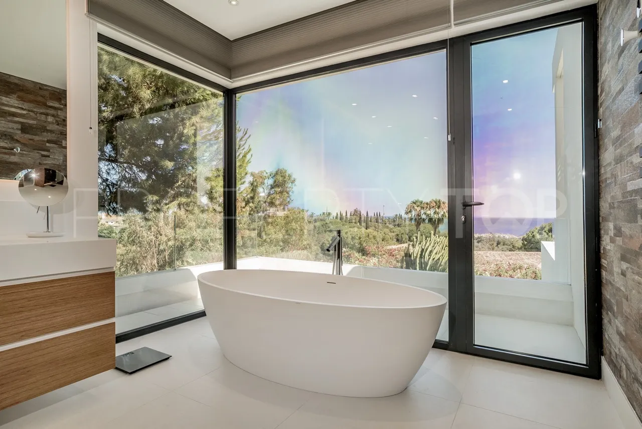 For sale villa with 5 bedrooms in Marbella Golden Mile