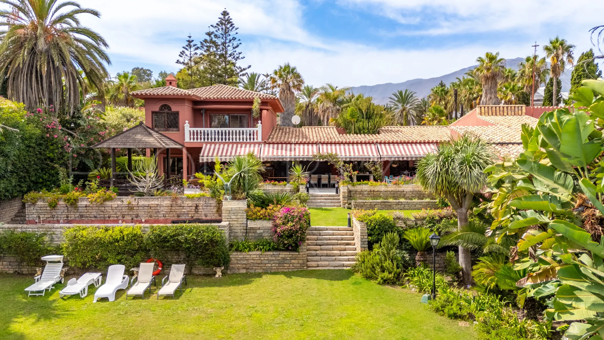 Villa a la venta de 9 dormitorios en Estepona