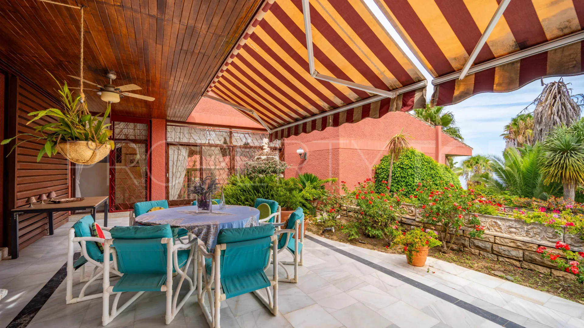 Villa a la venta de 9 dormitorios en Estepona