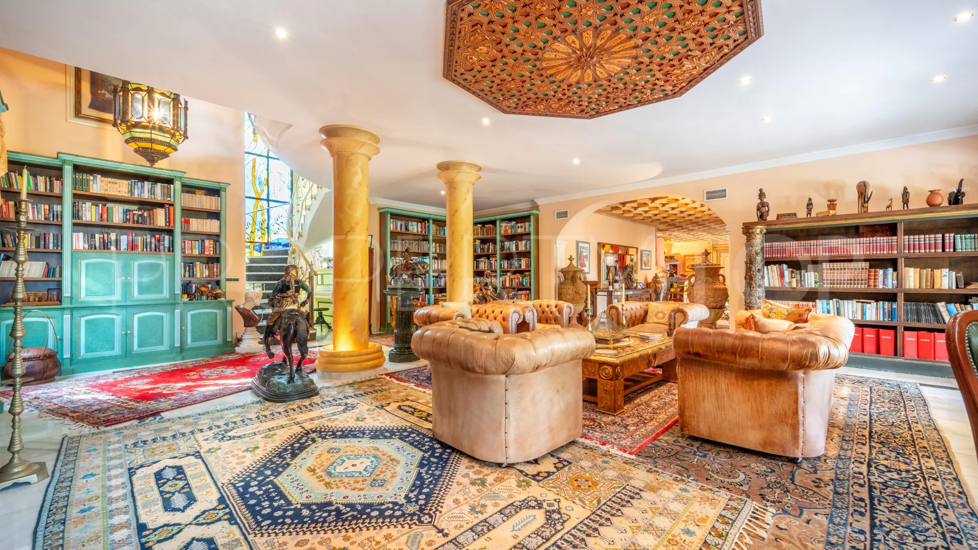 Villa a la venta de 9 dormitorios en Estepona