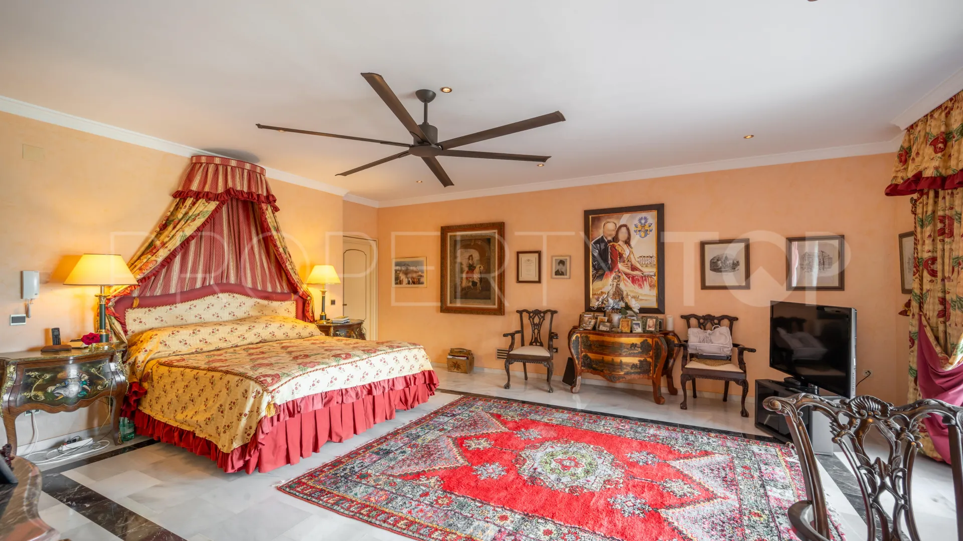 Villa a la venta de 9 dormitorios en Estepona