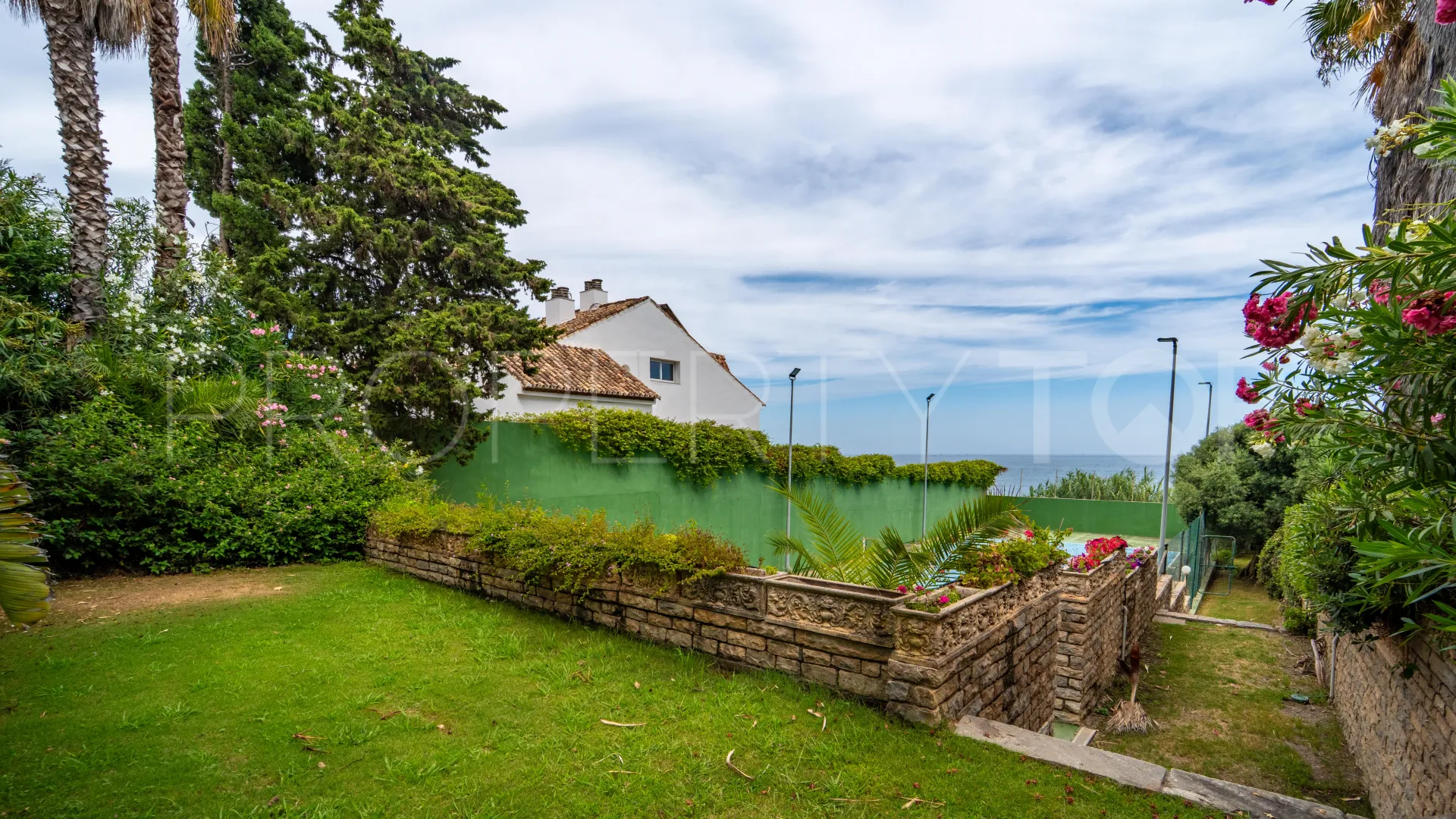 Villa a la venta de 9 dormitorios en Estepona