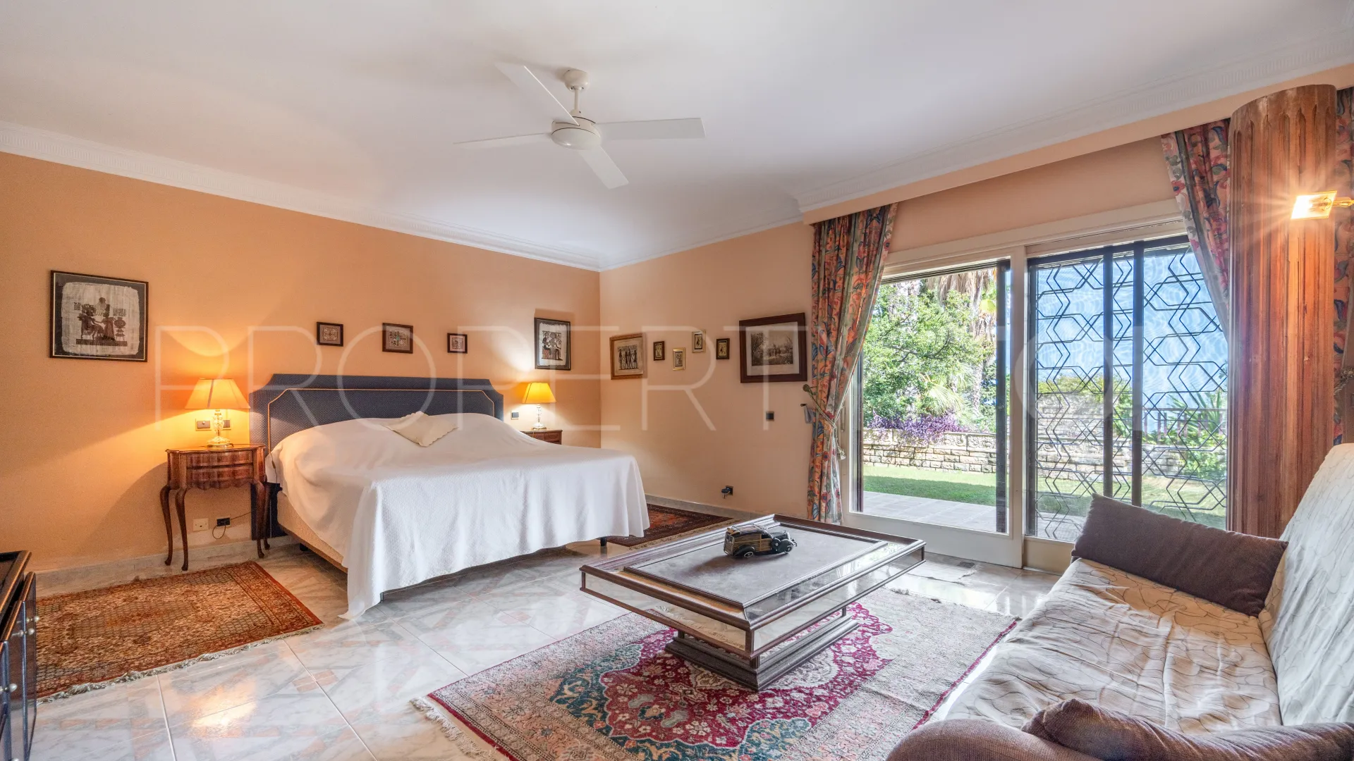 Villa a la venta de 9 dormitorios en Estepona