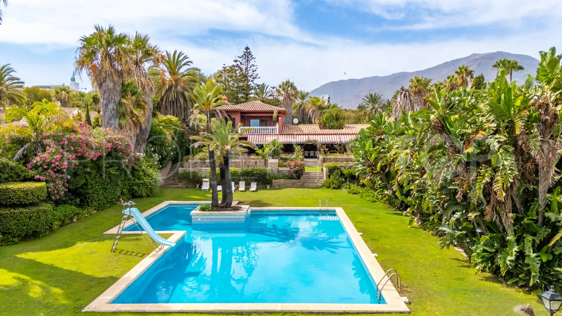 Villa a la venta de 9 dormitorios en Estepona